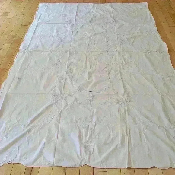 VTG-Floral Embroidered Tablecloth - 60 x 100 - Picture 6 of 7
